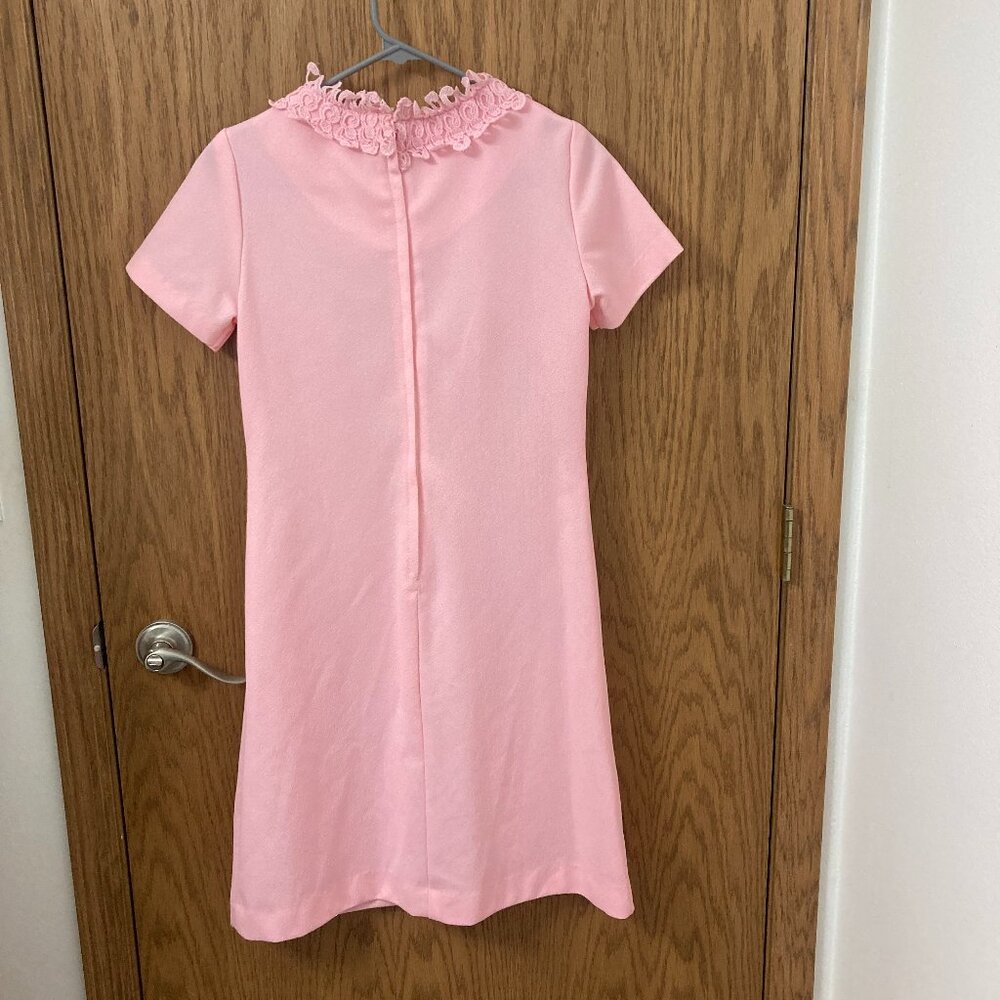 Vintage 1960s Baby Pink Shift Dress with Applique Lace Trim - 6 - Picture 5 of 8